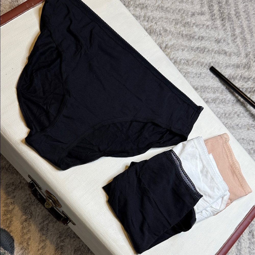 Natori woman’s Black, White L, cream Underwear/Panties  Set X4 NWOT